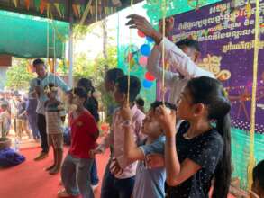 Students play games-fruit eating