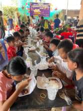 Students have solidarity lunch during New Year