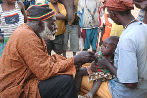 Vaccinations in the village of Djenfing