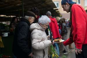 Asylum seekers and locals at the market