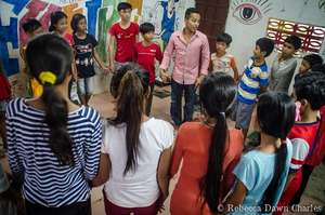 Tiny Toones teacher Fresh leading a class