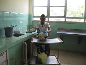 Washing microscope slides in Global Links gloves