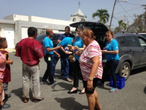 Volunteers distributes sandwiches