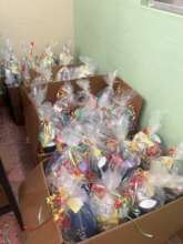 Presents to participants