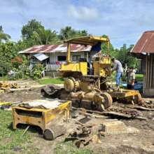 Disassembling old bulldozer at Puca Urquillo