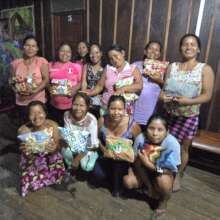 Brillo Nuevo women with Days for Girls kits