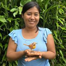 Artisan Marianela with chambira Carolina wren