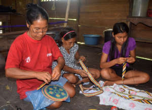 Angelina, her mother and daughter weaving together
