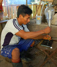 Separating rosewood oil during distillation