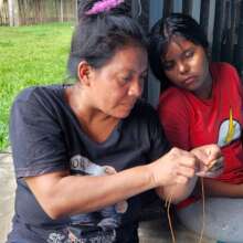 Doilith teaching a young artisan in Brillo Nuevo