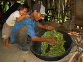 Don Manuel toasting coca leaves