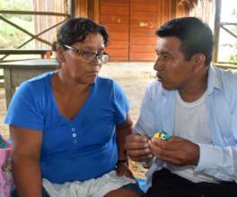 Edson teaching Maijuna artisan to make a macaw