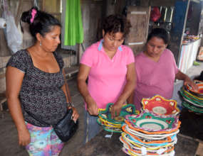 Estelita measuring baskets with artisans