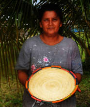 Francisca with large chambira plate 1024 px.jpg