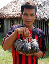 Artisan with calabash ornaments.Plowden/CACE photo