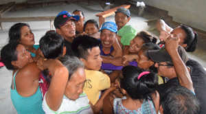 Human knot exercise at Brillo Nuevo 2