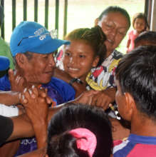 Human knot exercise at Brillo Nuevo