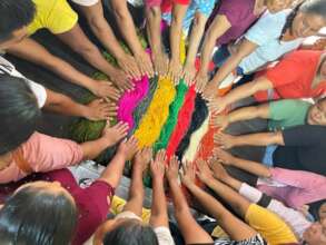 Artisan hands around colored chambira