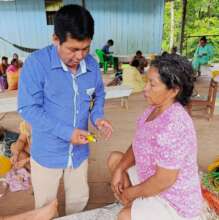 Facilitator teaching artisan at Villa Monte Alegre