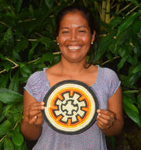 Artisan with sun wheel hotpad. Photo:Davila/CACE