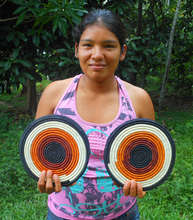 Huitoto artisan from Puca Urquillo with hot pad