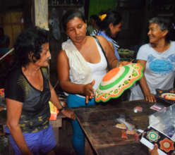 Segundina giving tips to Pilar about basket color