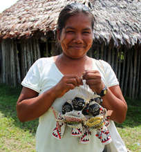 Artisan with doll ornaments. Photo:Davila/CACE