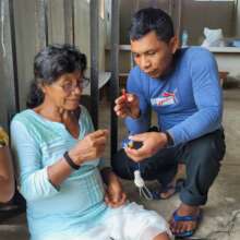 Wenceslao teaching a Bora woman to make a bluejay