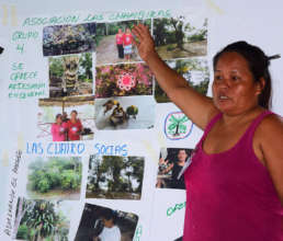 Zoraida presenting group poster to artisan leaders