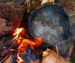 Cooking copal resin to caulk wooden boat