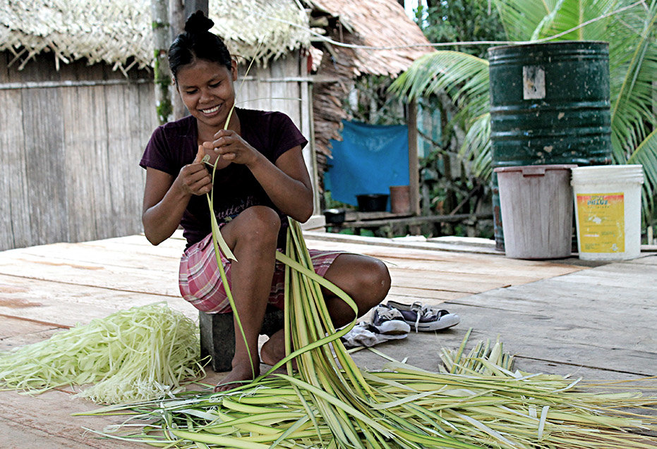 Bora artisan Maria stripping chambira leaf fiber