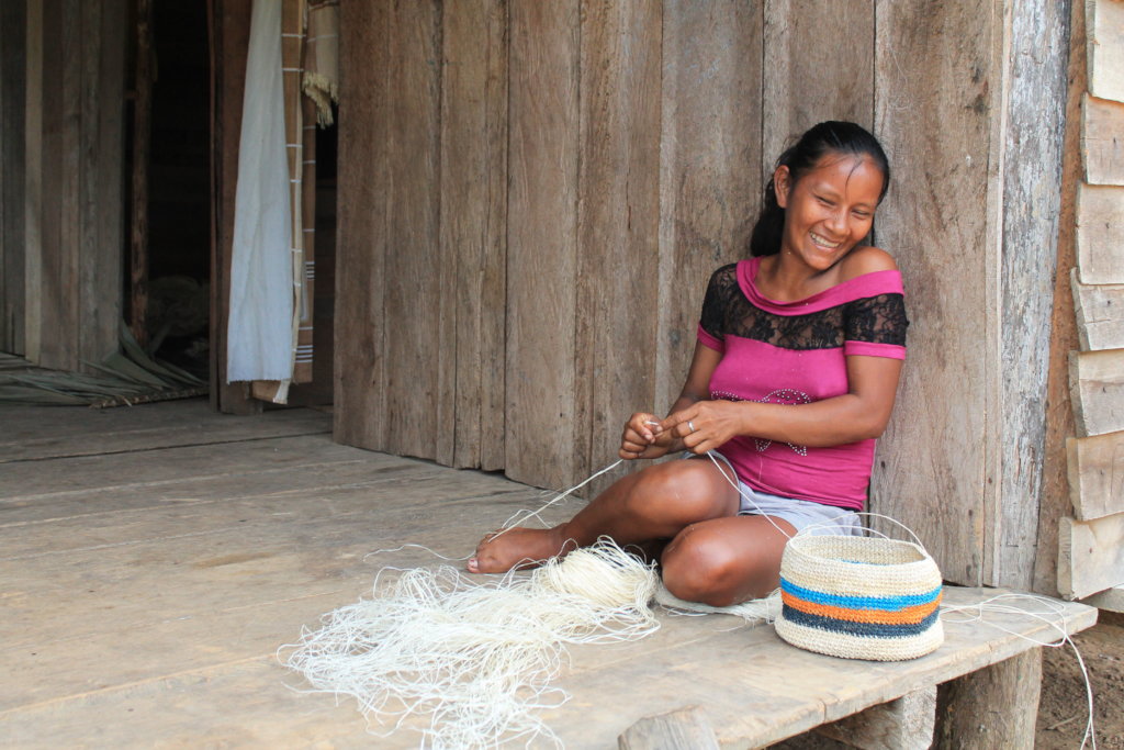Bora artisan Liz weaving chambira bag