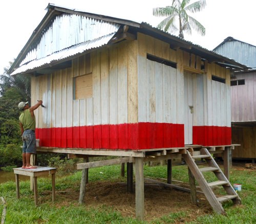 Community pharmacy in Brillo Nuevo being painted