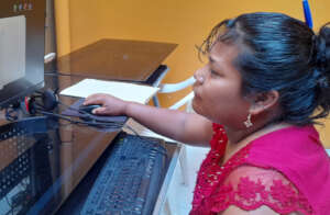 Ampiyacu artisan learning to use computer