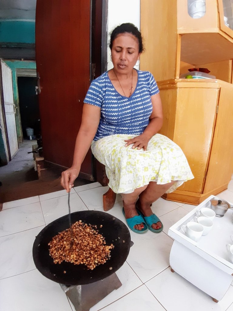 Roasting coffee the traditional way