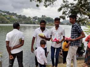 Worshippers at the lake in Kandy
