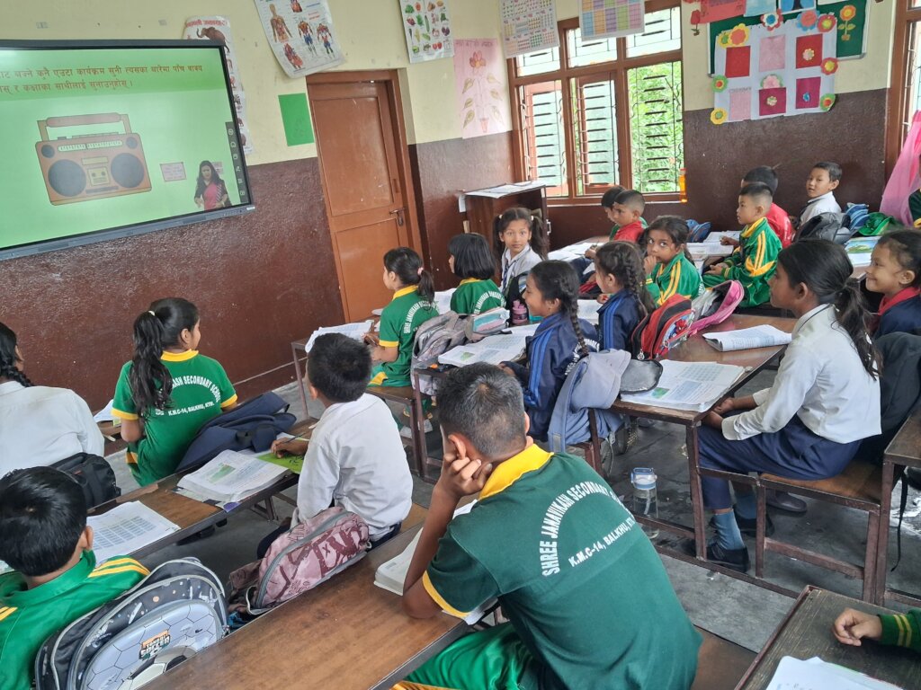 Students seeing presenation about course