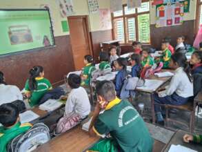 Students seeing presenation about course