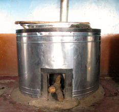 Cooking vessel supplied with wood