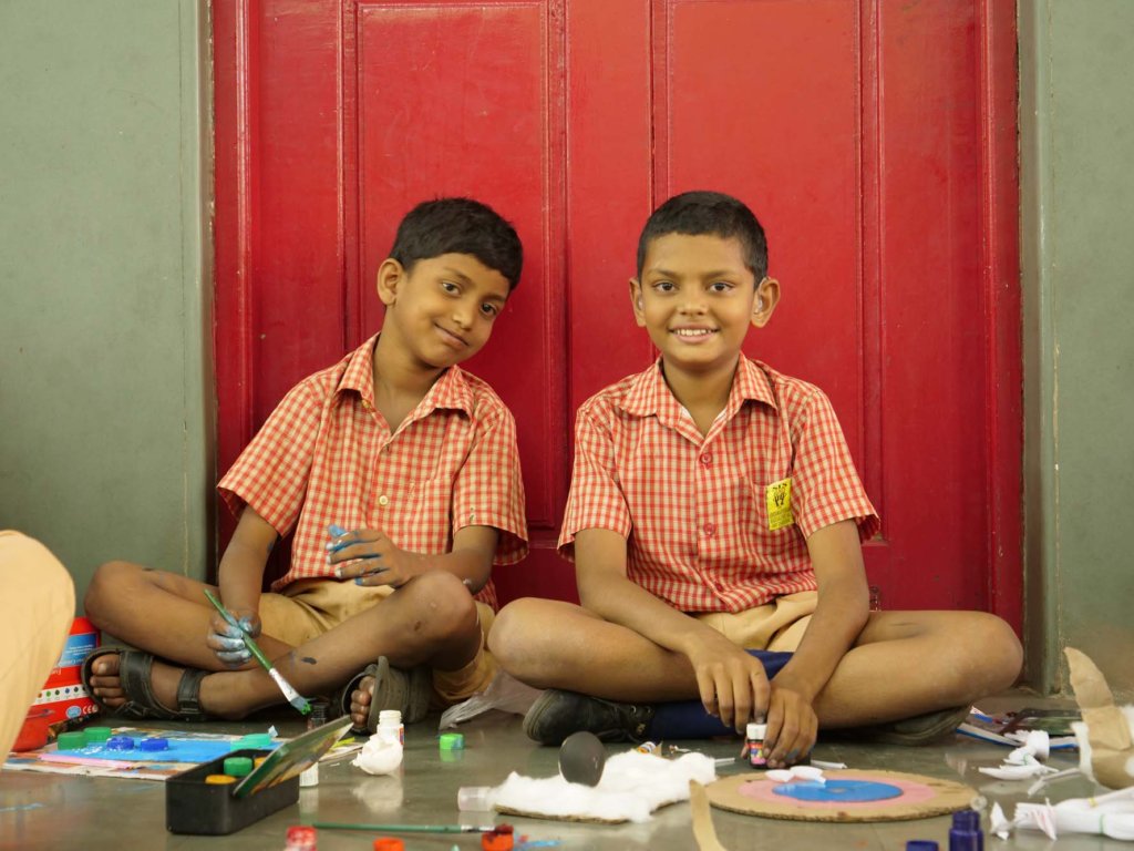 APD students participating in painting workshop