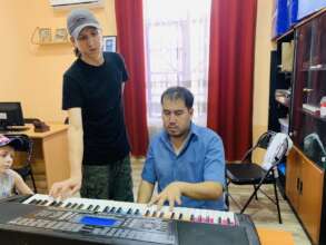 Music lesson with a community mentor