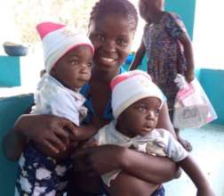 Mum and kids learn about Kit Yamoyo at the clinic