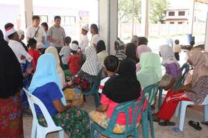 UNHCR staff speak with recent boat arrivals