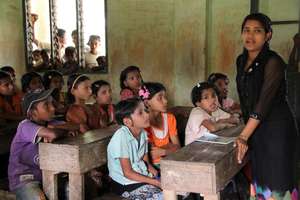 UNHCR supports education for displaced children