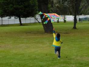 Flying a kite / Elevando cometas