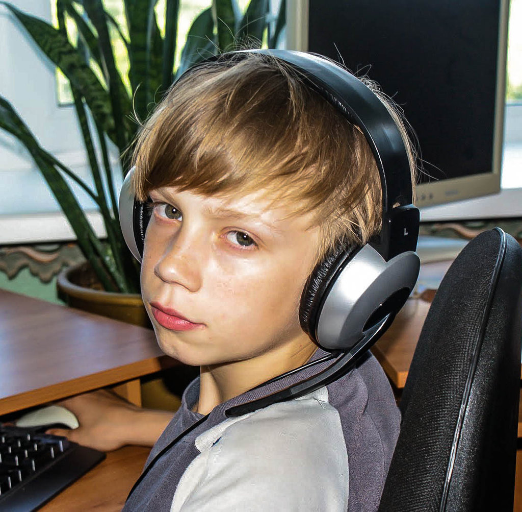 Internet classroom for 100 orphans in Tuzha