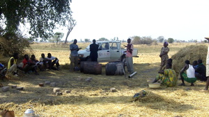 Members of KOSGUELBE (Tilo group) gathering straw