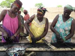 Pressing the charred rice into molds