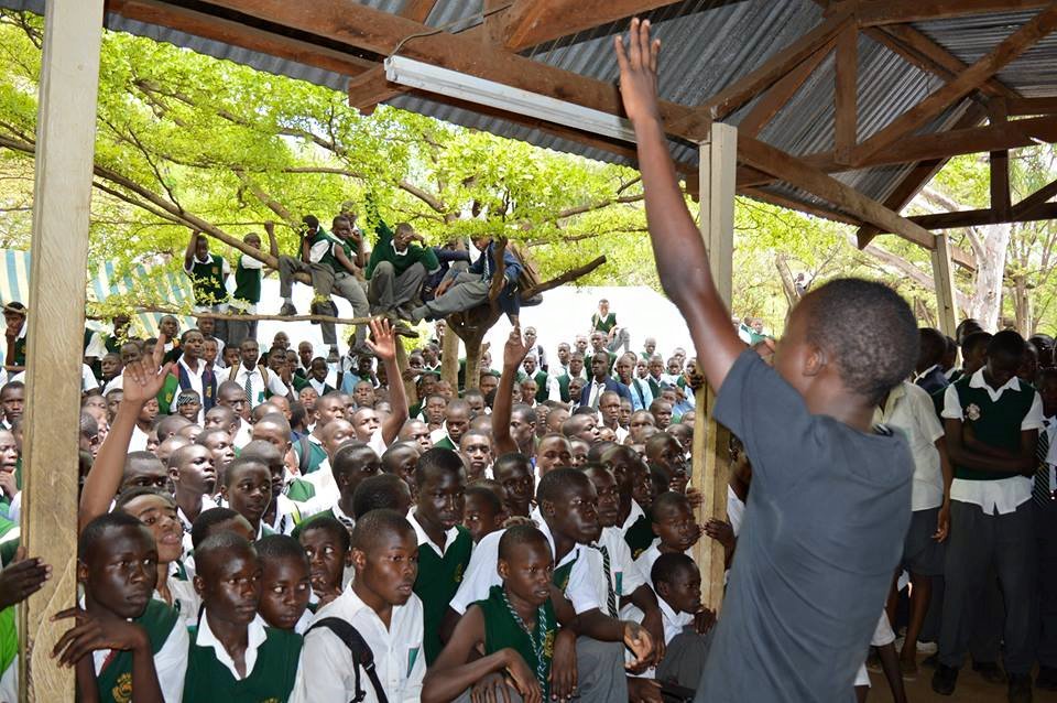 2Jinyce performs at local school