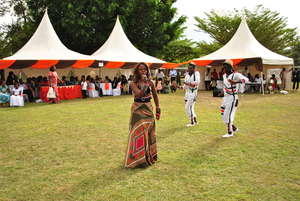 Nahna performs with Hottraxx Dance Crew